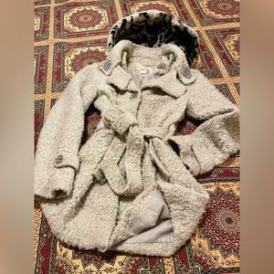 BKE women’s hooded jacket. 20% wood. 80% polyester. Color beige. Cozy & stylish.